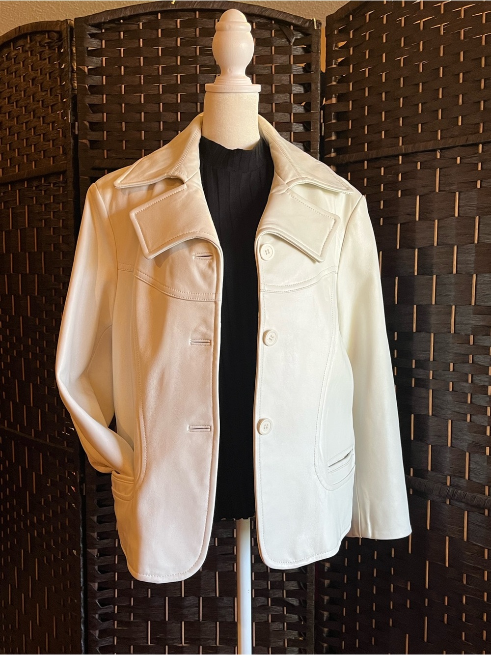 White leather jacket. Vintage Western silhouette. Lamb skin. 3 pockets. Lined. L